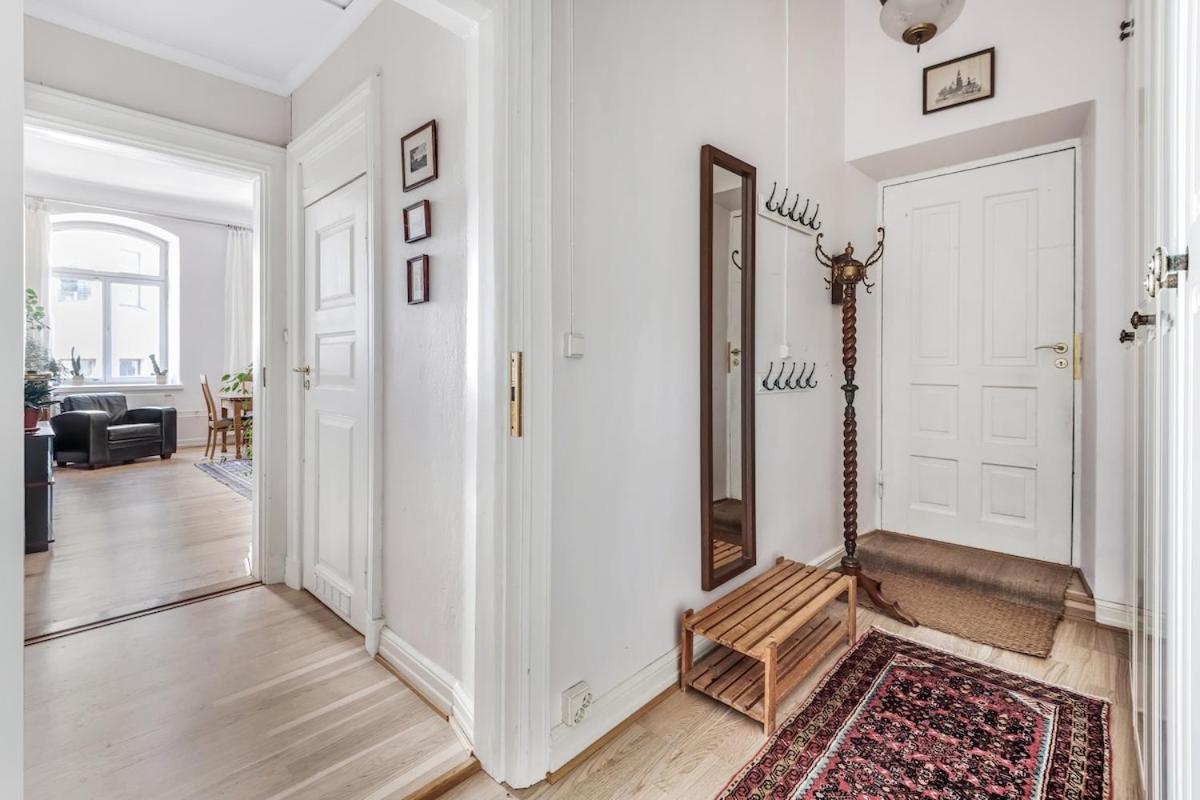 Charming 1-bedroom Near Center Appartamento *